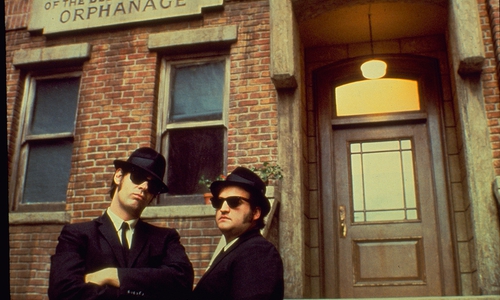 Die Gebrüder Blues vor dem Waisenhaus, in dem sie aufgewachsen sind.