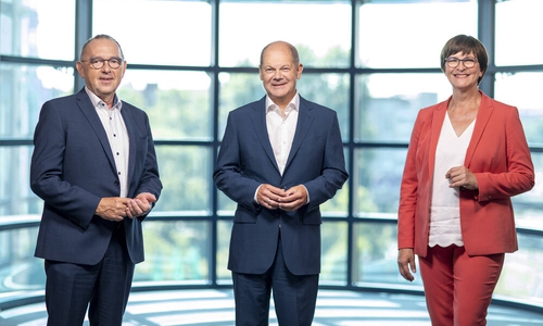 Die Wahl ist auf Olaf Scholz gefallen, hier flankiert von Parteivorsitzenden Norbert Walter-Borjans und Saskia Esken.