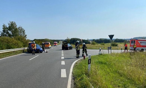 Die Unfallstelle wurde durch die Feuerwehr abgesichert.