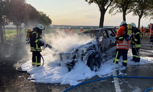 Die Feuerwehr konnte den Wagen löschen. Hatte aber auch mit dem Übergreifend er Flammen auf eine Böschung zu tun.