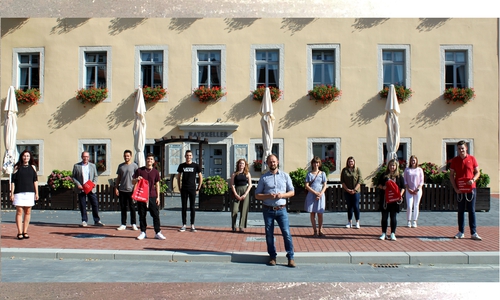 Stadtamtfrau Claudia Gehlhar, Städtischer Direktor Karsten Bock, Johannes Lutz, Tom Koch, Ferhat-Atilgan Kara, Sophie-Christin Schulze, Bürgermeister Malte Schneider, Lena Kresin, Madlen Strauß, Jilian Pia Dudek, Sara Bauermeister und Niclas Tom Brückner (v. li.).