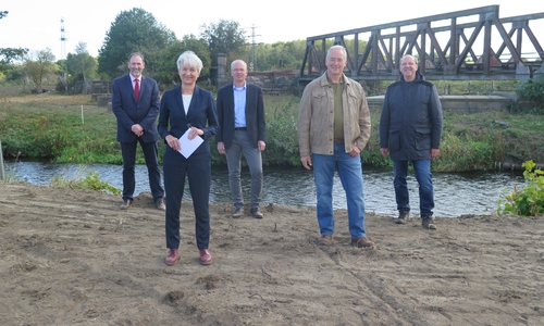 Der symbolische Baubeginn ist gemacht. Noch in diesem Jahr soll die neue Brücke stehen. Die Freude darüber ist groß bei Torsten Ruhe (Leiter Tiefbau Landkreis Wolfenbüttel), Landrätin Christiana Steinbrügge, Marc Lohmann (Bürgermeister Samtgemeinde Oderwald), Landtagsabgeordneter Frank Oesterhelweg und Andreas Memmert (Bürgermeister Gemeinde Schladen-Werla) (v. li.).