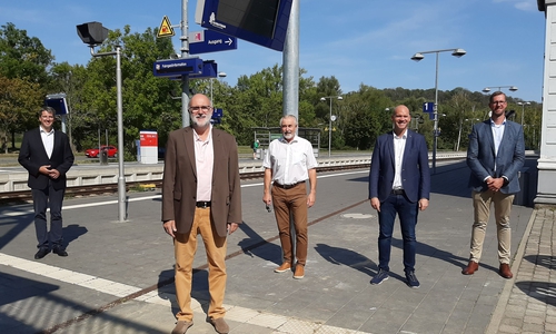 Ausgerechnet heute zeigten die ZIM nichts an - trotzdem freuen sich die Herren über die Anzeiger. (v.l.): Goslars Oberbürgermeister Dr. Oliver Junk, Verbandsvorsitzender Detlef Tanke, Eckhard Wagner aus der Verbandsversammlung des Regionalverbandes, Ortsvorsteher Martin Mahnkopf und Tobias Festerling, Leiter Bahnhofsmanagement Braunschweig / Göttingen.