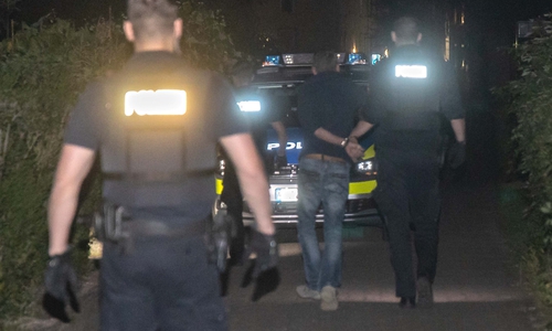 Der Mann soll der Frau ins Gesicht geschlagen haben.