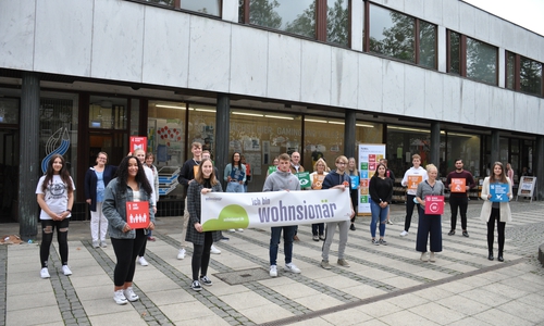 Die Schüler des Seminarfachs "Wohnsionär" der Heinrich-Nordhoff-Gesamtschule gestalteten das Schaufenster des Alvar-Aalto-Kulturzentrums mit ihren Visionen zu nachhaltiger Stadtentwicklung.