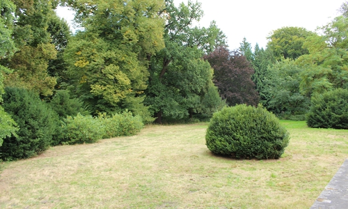 Das Gutshaus verfügt über einen großen und idyllischen Garten. 