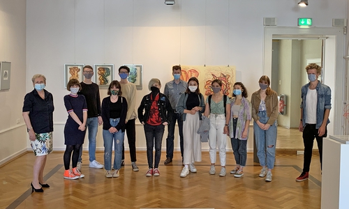 Schülerinnen und Schüler des Gymnasiums im Schloss, deren Arbeiten in der Ausstellung gezeigt werden, mit den Projektverantwortlichen und dem Schulleiter Oliver Behn. 