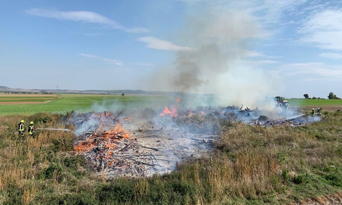 Eine große Fläche stand in Flammen.