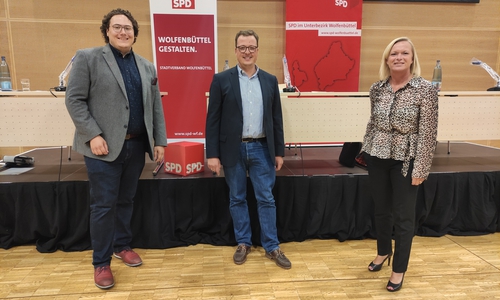 Lennie Meyn (links) und Dunja Kreiser stellten sich den Fragen der SPD-Mitglieder. Der stellvertretende Stadtverbandsvorsitzende Jan Schröder führte durch den Abend.