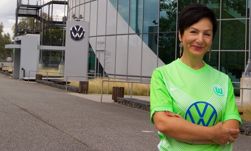 Immacolata Glosemeyer vor dem Stadion des VfL Wolfsburg.