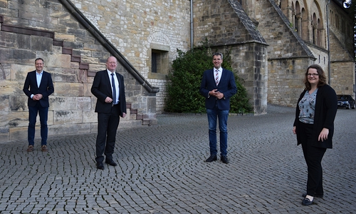 Finanzminister Reinhold Hilbers (2. von links) lässt sich von Marleen Mützlaff (von rechts), Oberbürgermeister Dr. Oliver Junk und Oliver Heinrich durch die Kaiserpfalz und den Pfalzgarten führen.