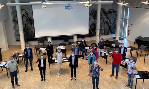 Mit Abstand: unter dem Vorsitz von Erste Kreisrätin Regine Breyther kam Ende vergangener Woche der Begleitausschuss des Förderprogramms „Demokratie Leben!“ im Kreistagssaal zusammen. Im kommenden Jahr sollen bis zu 15 Projekte gefördert werden.