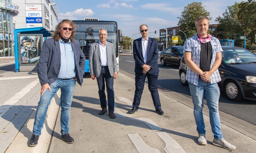 Frank Miska (SPD), Hermann Fleischer (Die Linke) Stefan Roßmann (MBS) und Marcel Bürger (Die Grünen) am Busbahnhof in der City.