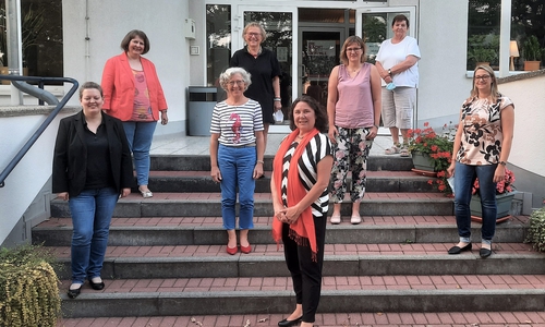 Vorne mittig: Christine M. Kaiser; auf den Stufen 1, 2 und 3 von links: Alexandra Girod-Blöhm, Gabriele Trittel, Mandy Schimmeyer, Susanne Schneider; oben auf den Stufen 4, 5 und 6 von links: Britta Edelmann, Edelgard Hahn, Renate Schuster; es fehlen: Sandra Domeier und Nicole Zabel.