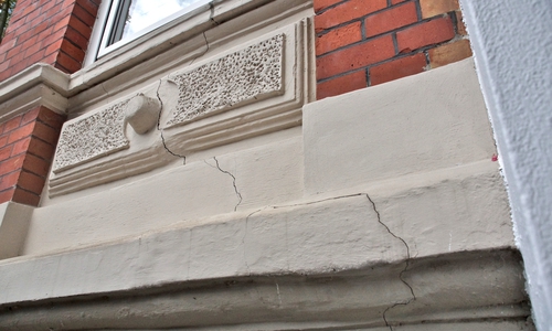 Risse wie diese ziehen sich im Claustorwall teilweise vom Dach bis ins Fundament. Ein Gutachten sieht einen eindeutigen Kausalzusammenhang zwischen dem Wasseraustritt aus dem Frankenberger Teich und den neu auftretenden Gebäudeschäden. Die Stadt bestreitet das.