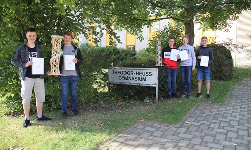 Die THG-Schüler Jonas Heynen, Dorian Geistefeldt, Levin Backhaus, Julian Scheithauer und Moritz Hochkirchen zeigen ihre ausgezeichneten Modelle und Urkunden.