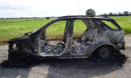 Wer kann Angaben zu dem ausgebrannten Autowrack machen? 