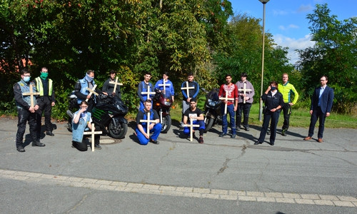 Die Kreuze nahm Kathrin Lacey in Vertretung für die Verkehrswacht von den Schülern in Empfang.