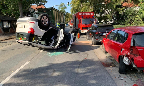 Das Auto war auf dem Dach zum Liegen gekommen.