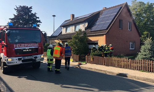 Rauch dringt aus dem Gebäude. 