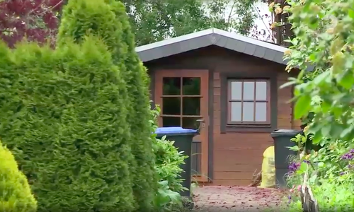 In dieser Gartenlaube wurde das Baby in den frühen Morgenstunden des 11. Mai gefunden. Bis heute ist die Mutter nicht gefunden worden. Foto: aktuell24/BM