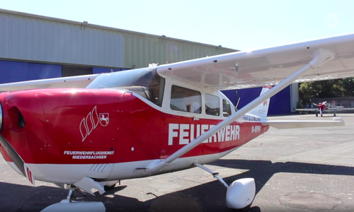 Der Feuerwehr Flugdienst überwacht aus der Luft.