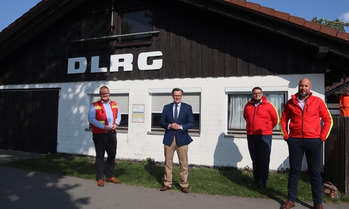 Landrat Dr. Andreas Ebel stattete den Mitgliedern der DLRG Ortsgruppe Hankensbüttel- Wittingen Henning Evers (v.l.), Tobias Tretschok und Heinz Stute einen Besuch am Tankumsee Isenbüttel ab.