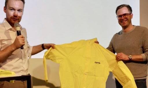 Maximilian Pohler (li.) übergab die Regenjacke.