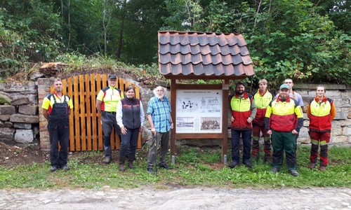 Im Zuge einer Altbergbau-Sicherungsmaßnahme haben die Forstwirt-Auszubildenden des Niedersächsischen Forstamtes Wolfenbüttel unter Anleitung ihrer Ausbildungsmeister Thomas Klingelschmitt und Maik Grimm ein Stollenmundloch des ehemaligen Braunkohle-Schachtes Grube Prinz Wilhelm verschlossen
