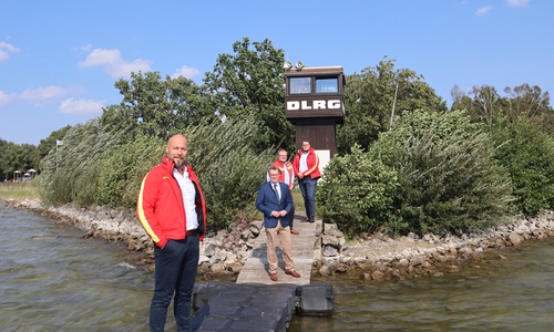 Die Mitglieder der DLRG Ortsgruppe Hankensbüttel-Wittingen Heinz Stute (v.l.), Henning Evers und Tobias Tretschok und zeigten Landrat Dr. Andreas Ebel unter anderem den Wachturm der DLRG.