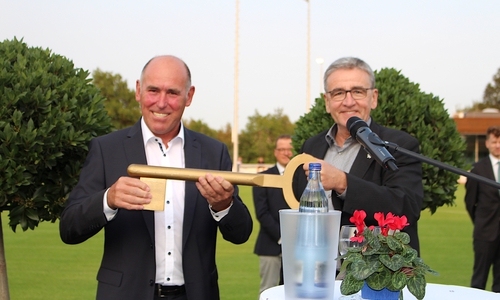 Klaus Dünwald (li.) nimmt den symbolischen Schlüssel aus den Händen von Thomas Pink entgegen.