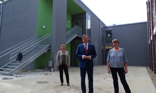An den Gymnasien im Landkreis Gifhorn tut sich einiges. Landrat Dr. Andreas Ebel weihte den Neubau am Otto-Hahn-Gymnasium Gifhorn gemeinsam mit den Rektorinnen Susanne Pilarski und Brigitte Gorke ein.