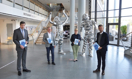 Dr. Thomas Richter, Direktor Herzog Anton Ulrich-Museum, Braunschweig Otmar Böhmer, Geschäftsführer Kunstmuseum Wolfsburg Dr. Anja Hesse, Dezernentin für Kultur und Wissenschaft der Stadt Braunschweig Dennis Weilmann, Erster Stadtrat und Dezernent für Wirtschaft, Digitales und Kultur der Stadt Wolfsburg (v. li.).
