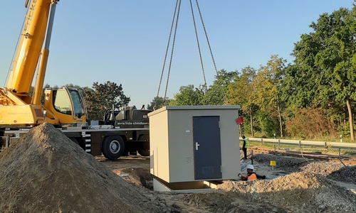 Das Stellwerk wird an seinen Platz gehoben.