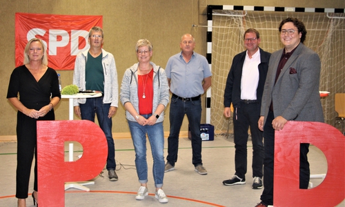 Die SPD in der Samtgemeinde Baddeckenstedt traf sich zur Jahreshauptversammlung. Hier ist die SPD mit den Bundestagskandidaten v.l.n.r Dunja Kreiser, Dietmar Barsch,Bettina Eisenbarth SPD Ortsverein Heere, Bernd Brandes SPD Samtgemeindeverband Baddeckenstedt, Marcus Bosse Vorsitzender SPD Unterbezirk Wolfenbüttel und Lennie Meyn zu sehen.