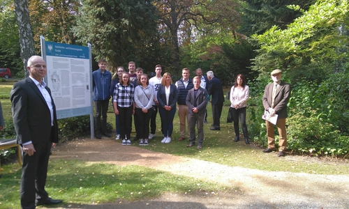 Landrat Thomas Brych, Schüler der Adolf-Grimme-Gesamtschule (Oker), Schulleiterin Isabell Lenius, Oberstufenleiter Dr. Julian Geisler, Geschichtslehrer Danny Beyer, die Leiterin für Bildung und Vermittlung am Weltkulturerbe Rammelsberg Gesine Reimold und Bildungsreferent Dr. Rainer Bendick