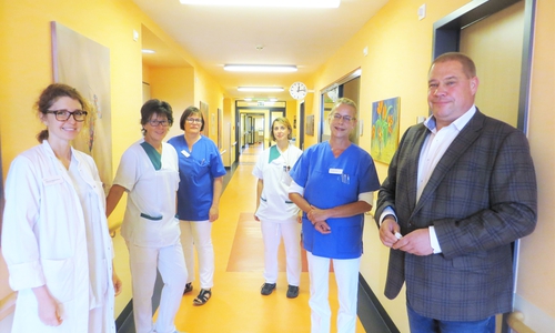 Bürgermeister Wittich Schobert besichtigt die Räumlichkeiten der Palliativstation in der Helmstedter Helios Klinik. 