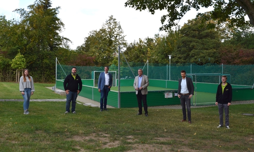 Am Jugendzentrum B6 bauen sich Joshua Friedrichs (rechts) und Martin Sänger (2.v.l) zusammen mit Fachdienstleiter Sven Busse, Erstem Stadtrat Burkhard Siebert, Oberbürgermeister Dr. Oliver Junk und Hanna Peltner von der Stadtjugendpflege zum Gruppenbild auf.