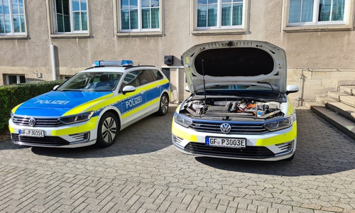 Das Fahrzeug rechts wurde durch den Böllerwurf beschädigt. Die Polizei musste den Täter wieder laufen lassen. 