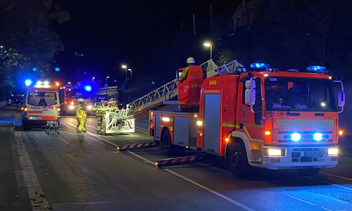 Der Mann wurde mit der Drehleiter aus dem Haus geholt.