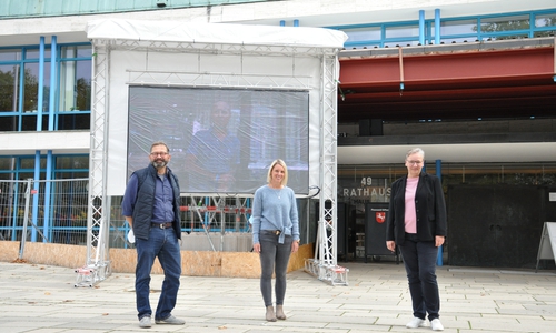 Stellen die Video-Aktion zur Interkulturellen Woche 2020 vor. Von links: Christoph Block (Jugendförderung), Judith Wurm (Leiterin Integrationsreferat) und Iris Bothe (Dezernentin für Jugend, Bildung und Integration)