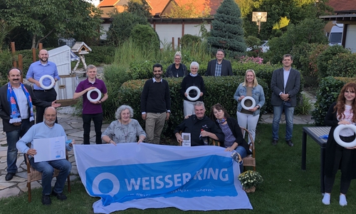 Koschig, (ganz links) präsentiert einen Teil seiner ehrnamtlichen MitarbeiterInnen sowie das Ehepaar Wietig, seit 25 Jahren wichtige Supporter des WEISSEN RINGES im Landkreis Goslar        sitzend: Dank für 10 Jahre Mitarbeit beim WEISSEN RING Jürgen Reinecke; Mitarbeiterin Renate Wolf scheidet nach 15 Jahren aus sowie Thomas und Maria Wietig   