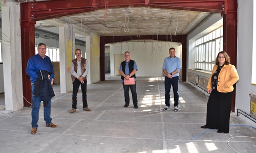 Erster Stadtrat Burkhard Siebert (von links), Christoph Gutmann, Fachdienstleiter Kultureinrichtungen und wissenschaftliche Dienste, Stadtarchivleiter Ulrich Albers, Oliver Heinrich, Betriebsleiter des Goslarer Gebäude Managements, und Marleen Mützlaff, Fachbereichsleiterin Kultur stehen im künftigen Lesesaal des Goslarer Stadtarchivs.