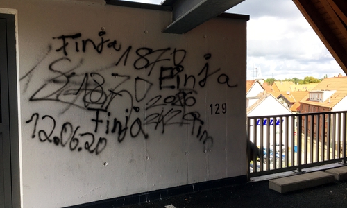 Jugendliche haben eine Wand im oberen Parkdeck des Parkhauses Edelhöfe beschmiert.  