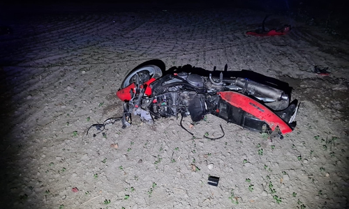 Das Motorrad schleuderte 50 bis 100 Meter weit auf einen Acker.