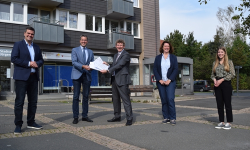 Staatssekretär Frank Doods (Mitte) überreicht Dr. Oliver Junk die Förderbescheide. Mit ihnen freuen sich (von rechts) Sachbearbeiterin Juliana Bagus aus der Stadtplanung, Marion Siegmeier, Fachbereichsleiterin Bauservice, und Dr. Alexander Saipa. 