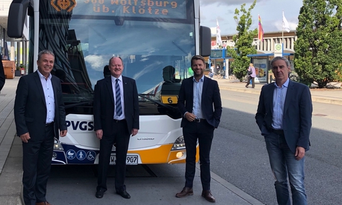 Der Landesbus 300 verbindet ab sofort die Bundesländer Sachsen-Anhalt und Niedersachsen, von Salzwedel bis Wolfsburg. V.l.n.r: Michael Ziche, Landrat im Altmarkkreis Salzwedel, Thomas Webel, Verkehrsminister von Sachsen-Anhalt; Dennis Weilmann, 1. Stadtrat der Stadt Wolfsburg und Ralf Sygusch, Direktor des Regionalverbands Großraum Braunschweig.
