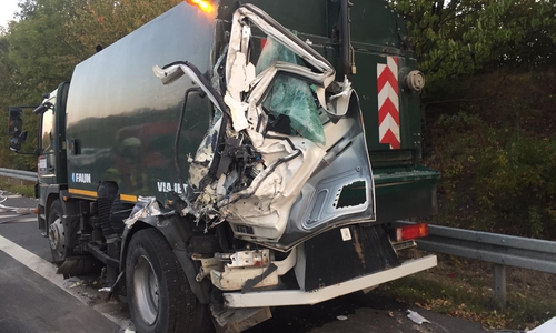 Der Tank der Kehrmaschine wurde bei dem Unfall aufgerissen.