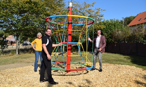 Oberbürgermeister Dr. Oliver Junk (von rechts), Christian Beranek, Leiter Grünpflegebetrieb beim Betriebshof Goslar, und Karin Jünke, Fachdienstleiterin Kindertagesstätten, probieren das neue Spielgerät aus und drehen, was das Zeug hält.