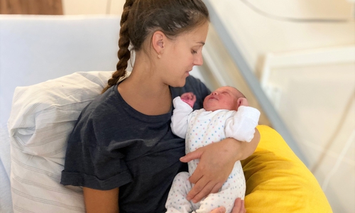 Die stolze Mutter und ihre Tochter.